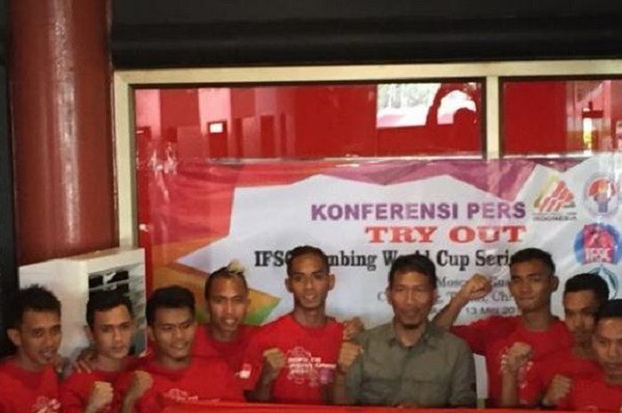 Atlet Panjat Tebing bersama pengurus Federasi Panjat Tebing Indonesia (FPTI) sebelum terbang ke Rusia dan Tiongkok untuk menghadapi tiga Kejuaraan Dunia. 