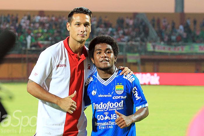 Gelandang Madura United, Raphael Maitimo (kiri), dan pemain muda Persib Bandung, Billy Keraf, berpose usai melakoni laga pekan ketujuh Liga 1 2018 di Stadion Gelora Ratu Pamellingan Pamekasan, Jawa Timur, Jumat (04/05/2018) sore.