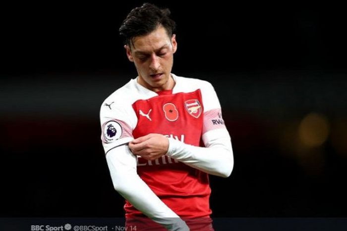 Pelatih Arsenal, Unai Emery, memberi penegasan atas status gelandang Mesut Oezil.