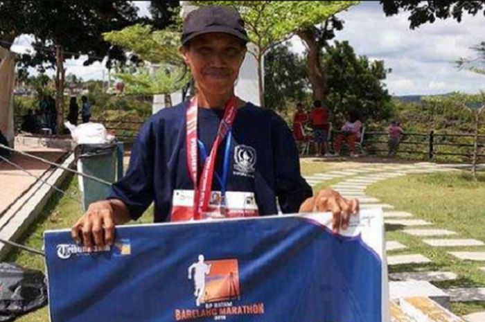 Rini Fitriana, penjual jagung sekaligus mantan atlet lari asal Batam yang menjadi juara satu Batam Barelang Marathon 2018, Minggu (2/12/2018).