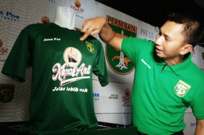 Presiden Persebaya, Azrul Ananda saat melihat Jersey home Persebaya yang bermotif kulit buaya pada launching, Senin (10/4) di DBL Arena.