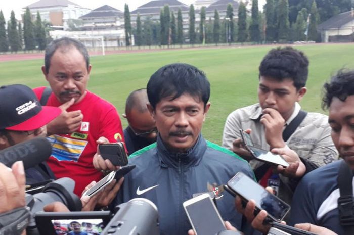 Pelatih timnas U-19 Indonesia, Indra Sjafri memberikan keterangan kepada media selepas latihan perdana skuat Garuda Nusantara di lapangan UNY, Sleman pada Sabtu (19/5/2018) sore. 