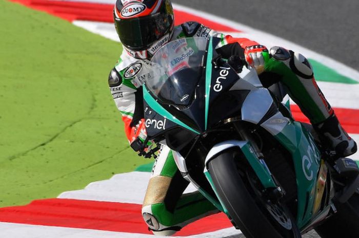 Mantan pebalap MotoGP, Max Biaggi, mengendarai motor kejuaraan MotoE, Energica Ego Corsa, dalam lap demo yang digelar di Sirkuit Mugello, Italia, Minggu (3/6/2018). 