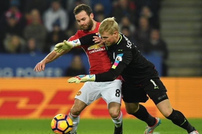 Gelandang Manchester United, Juan Mata (kiri), berduel dengan kiper Leicester City, Kasper Schmeichel, dalam laga Premier League di Stadion King Power, Leicester, Inggris, 5 Februari 2017.