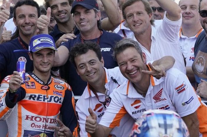 Dani Pedrosa dan kru merayakan keberhasilannya finis posisi kedua pada MotoGP Aragon, Minggu (24/9/2017).