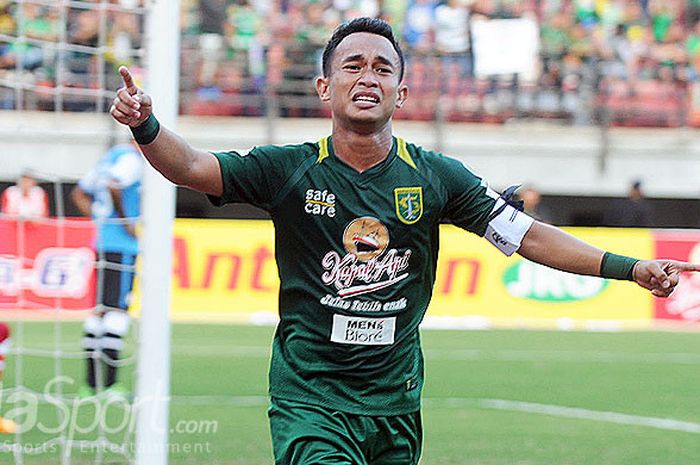 Kapten Persebaya Surabaya, Abu Rizal Maulana, melakukan selebrasi usai mencetak gol ke gawang Barito