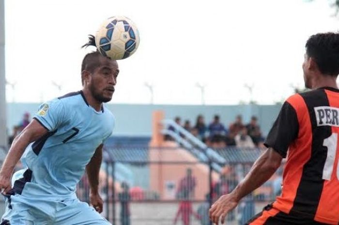 Pemain belakang Persela, Zulvin Zamrun mencoba melewati pilar Perseru pada uji coba di Stadion Surajaya, Lamongan, Kamis (7/4/2016). 