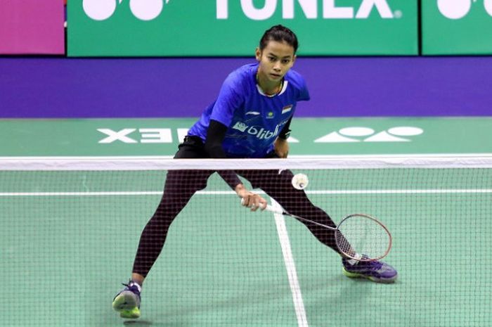 Pebulu tangkis tunggal putri Indonesia, Dinar Dyah Ayustine, mengembalikan kok ke arah Chiang Ying Li (Taiwan), pada pada kualifikasi kedua Hong Kong Open 2018 di Hong Kong Coliseum, Selasa (13/11/2018).