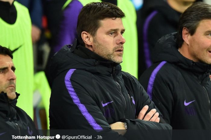 Manajer Tottenham Hotspur, Mauricio Pochettino dan staf kepelatihan, dalam laga Piala Liga Inggris k