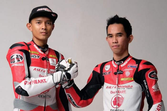 Pebalap Astra Honda Racing Team Indonesia, Dimas Ekky Pratama (kiri) dan Gerry Salim berpose jelang keikutsertaan mereka pada  CEV International Championship 2018.