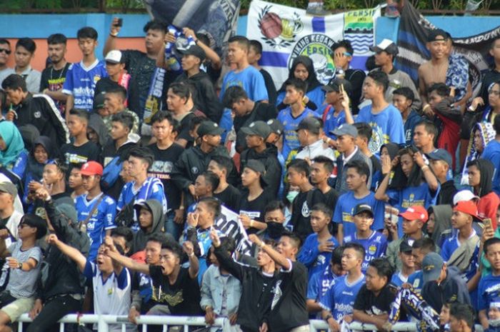 Suporter Persib Bandung yang datang ke Stadion Wijayakusuma, Cilacap, Rabu (5/12/2018) untuk mendukung tim kebanggaannya melawan PSCS Cilacap pada babak 64 besar Piala Indonesia.