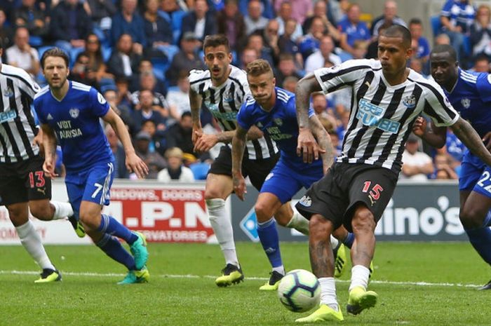 Gelandang Newcastle United, Kenedy, gagal mengeksekusi penalti dalam laga Liga Inggris kontra Cardiff City di Cardiff City Stadium, Cardiff pada 18 Agustus 2018.