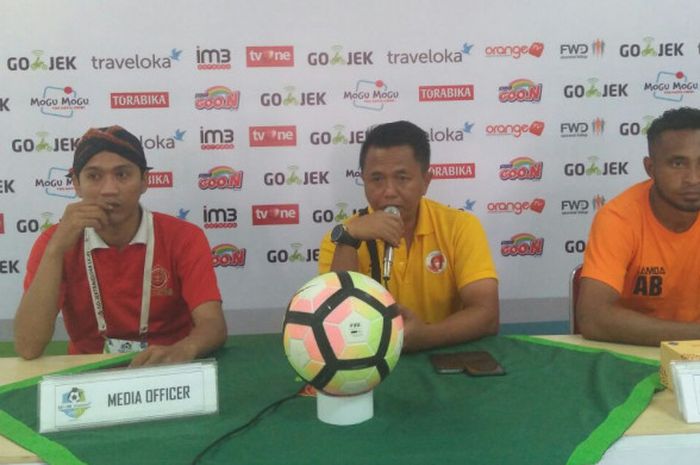 Pelatih Perseru Serui, Agus Yuwono (tengah) dan pemain Perseru, Arthur Bonai (kanan), dalam sesi konferensi pers di ruang media Stadion Pakansari, Bogor, Jumat (6/10/2017), jelang hadapi tuan rumah PS TNI.
