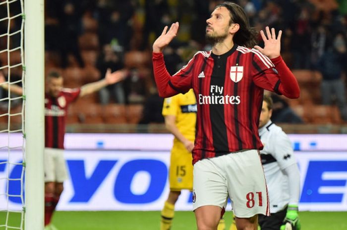 Bek AC Milan, Cristian Zaccardo, merayakan gol yang ia cetak ke gawang Parma dalam laga Liga Italia 2014-2015 di Stadion San Siro Stadium, Milan, Italia, pada 1 Februari 2015.