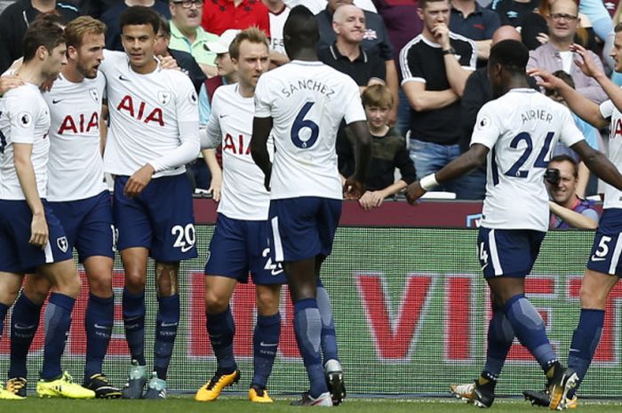 Para pemain Tottenham Hotspur merayakan gol yang berhasil dicetak Harry Kane (kedua dari kiri) ke gawang West Ham United dalam laga Liga Inggris 2017-2018 di Stadion London, Inggris, pada Sabtu (23/9/2017).