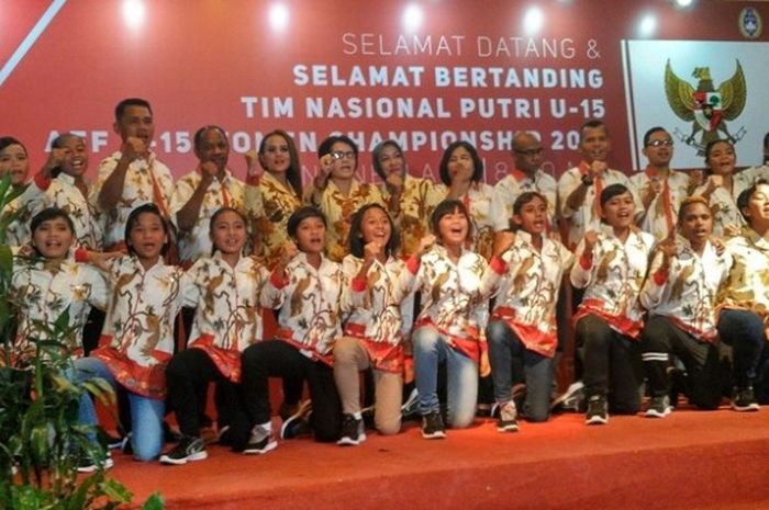 Skuat dan ofisial timnas putri U-15 Indonesia berpose dalam acara pelepasan yang digelar PSSI di Springhill, Kemayoran, Jakarta Pusat, Jumat (5/5/2017).