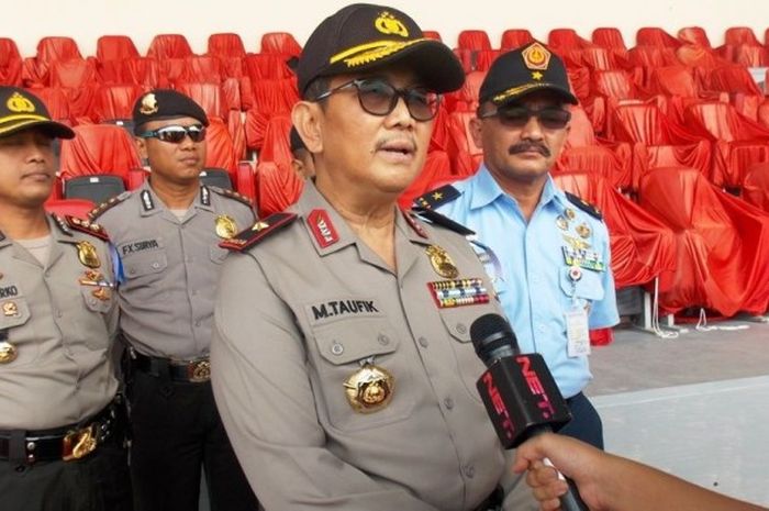 Wakapolda Jawa Barat, Brigjen pol H Muhammad Taufik, saat meninjau keamanan di Stadion Si Jalak Harupat, Rabu (16/3/2016).