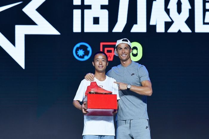 Cristiano Ronaldo (Kanan) memberikan penghargaan kepada Lv Shao Wu (Kiri) dalam acara Active Schools Innovation Award (23/7/2017)