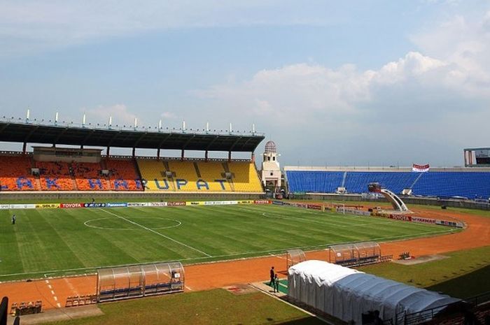 Suasana bagian dalam Stadion Si Jalak Harupat dilihat dari tribun penonton. Gambar diambil pada 25 Februari 2015.