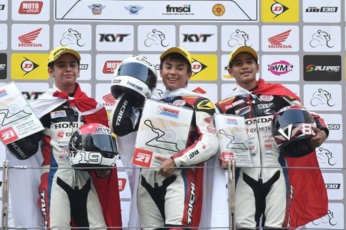 Dua pebalap Indonesia, M Febriansyh (kanan) dan Yaasiin Somma (kiri), berpose bersama Hiroki Nakamura (Jepang) setelah balapan pertama Asia Dream Cup seri kelima Asia Road Racing Championship (ARRC) 2016 di Sirkuit Buddh, India, Sabtu (1/10/2016). Nakamura finis di urutan pertama, disusul Yaasiin lalu Febriansyah.