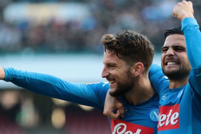 Penyerang Napoli, Dries Mertens, merayakan gol ke gawang Bologna bersama Lorenzo Insigne pada laga Liga Italia di Stadion San Paolo, Naples, pada Minggu (28/1/2018).