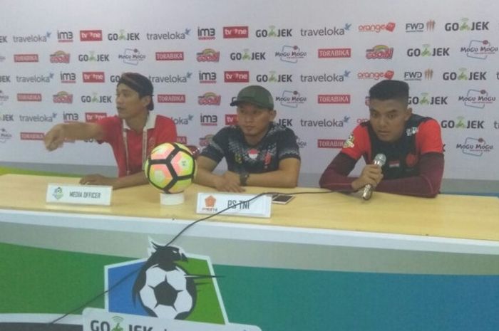 Pelatih PS TNI, Rudy Eka Priyambada (tengah) dan kiper PS TNI, Teguh Amiruddin (kanan), dalam sesi konferensi jelang hadapi Perseru Serui, di Stadion Pakansari, Bogor, Jumat (6/10/2017).