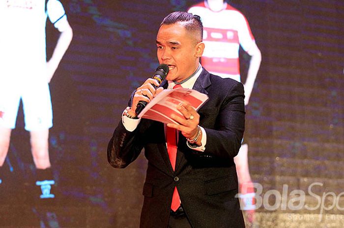 Valentino Simanjuntak saat membawakan acara launching Madura United dan Anniversary yang ke-3 sekaligus perkenalan jersey dan pemain baru untuk musim 2018 yang berlangsung di Ballroom Shangrila Hotel Surabaya, Jawa Timur, Rabu (10/01/2017) malam.