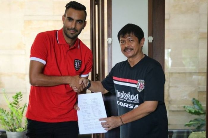 Pemain baru Bali United, Marcos Flores, berjabat tangan dengan pelatih Indra Sjafri pada Kamis (19/1/2017).
