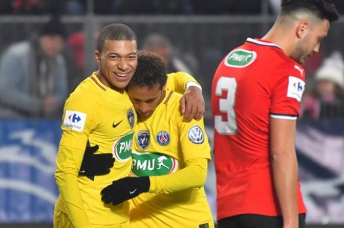  Penyerang Paris Saint-Germain, Neymar, bersama rekannya, Kylian Mbappe, merayakan golnya ke gawang Rennes dalam ajang Coupe de France, di Stadion Roazhon Park pada Senin (8/1/2017) dini hari WIB. 