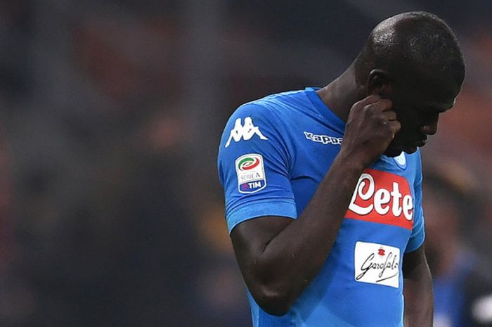 Ekspresi tidak bahagia yang ditunjukkan bek Napoli, Kalidou Koulibaly, seusai timnya ditahan imbang Inter Milan dalam laga Liga Italia 2017-2018 di Stadion Giuseppe Meazza, Milan, Italia, pada Minggu (11/3/2018).