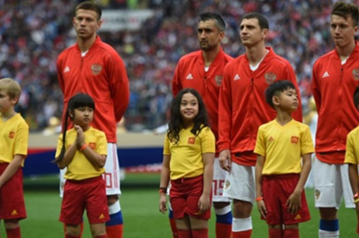 Raina Premiera Gumay (ketiga dari kiri), anak Indonesia yang beruntung bisa menjadi player escort di laga pembuka Piala Dunia 2018 Rusia.