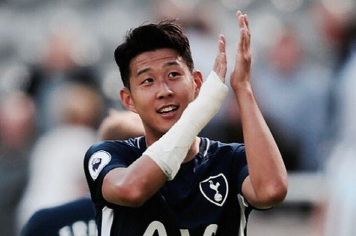 Heung-Min Son lakukan hal ini saat turut merayakan selebrasi gol Dele Alli ke gawang Newcastle United, Minggu (13/8/2017) di Stadion St James' Park.