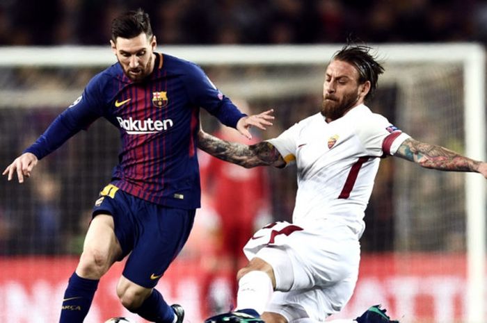 Megabintang FC Barcelona, Lionel Messi (kiri), berduel dengan gelandang AS Roma, Daniele De Rossi, dalam laga leg pertama perempat final Liga Champions di Stadion Camp Nou, Barcelona, Spanyol pada 4 April 2018.