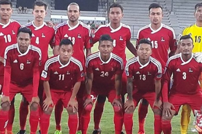 Para pemain timnas Nepal sebelum laga kontra timnas Filipina pada laga kelima Grup F Putaran Ketiga Kualifikasi Piala Asia 2019 di ANFA Complex, Lalitpur, Selasa (14/11/2017) sore. 