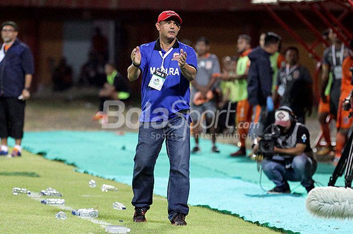 Ekspresi pelatih Madura United, Gomes de Oliviera, saat mengawal timnya melawan Pusamania Borneo FC dalam laga pekan ke-29 Liga 1 di Stadion Ratu Pamellingan Pamekasan, Jawa Timur, Jumat (13/10/2017) malam.