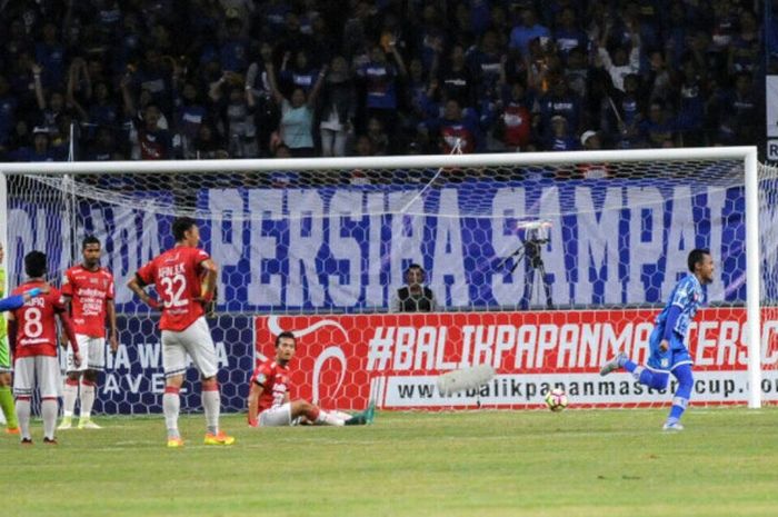 Selebrasi penyerang Persiba Balikpapan, Sunarto (kedua dari kanan), setelah menyumbangkan gol pembuka ke gawang Bali United pada laga pekan ke-29 Liga 1 di Stadion Batakan, Balikpapan, Senin (16/10/2017).