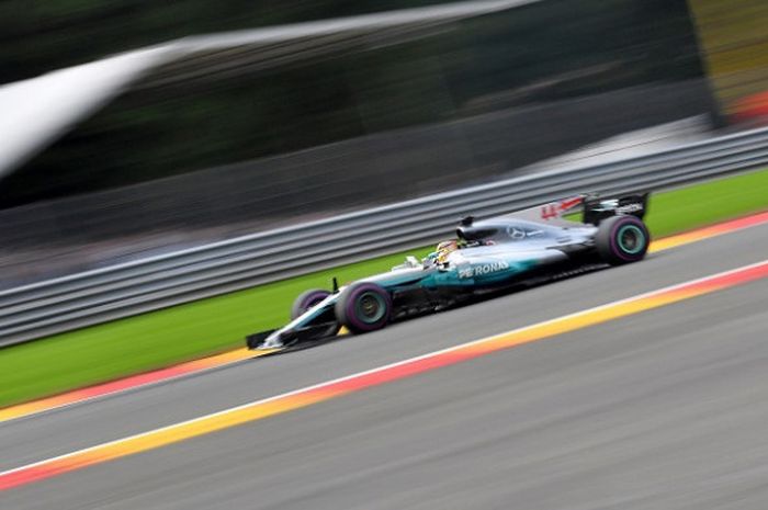 Pebalap Mercedes asal Inggris, Lewis Hamilton, memacu mobil pada balapan GP Belgia yang berlangsung di Sirkuit Spa-Francorchamps, Minggu (27/8/2017).