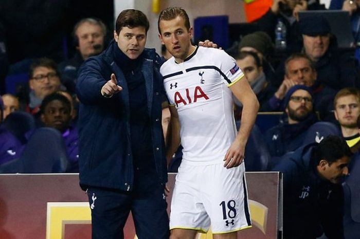 Manajer Tottenham Hotspur, Mauricio Pochettino (kiri), bersama striker Harry Kane pada pertandingan leg pertama babak 32 besar Liga Europa 2014-2015 menghadapi Fiorentina di White Hart Lane, London, Inggris, pada 19 Februari 2015.