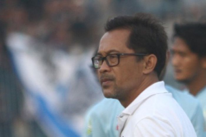 Pelatih Persela, Aji Santoso saat mendampingi anak asuhnya yang mengalahkan Persegres pada laga pekan ke-27 Liga 1 musim 2017 di Stadion Surajaya, Lamongan, 30 September 2017. 