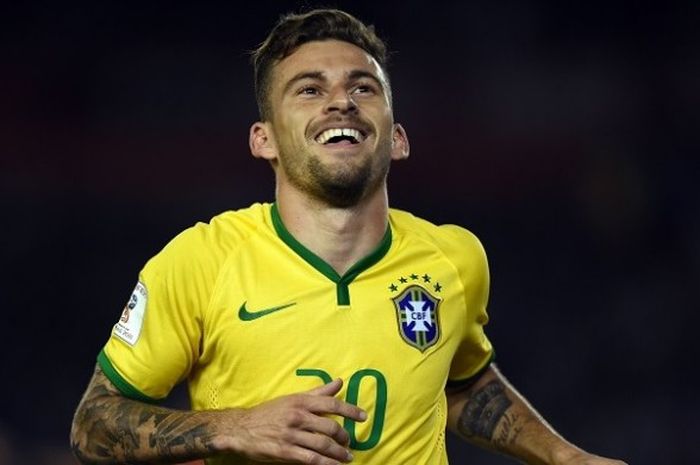 Gelandang Brasil, Lucas Lima, merayakan gol ke gawang Argentina dalam laga kualifikasi Piala Dunia 2018 Zona Amerika Selatan di Buenos Aires, Argentina, 13 November 2015.