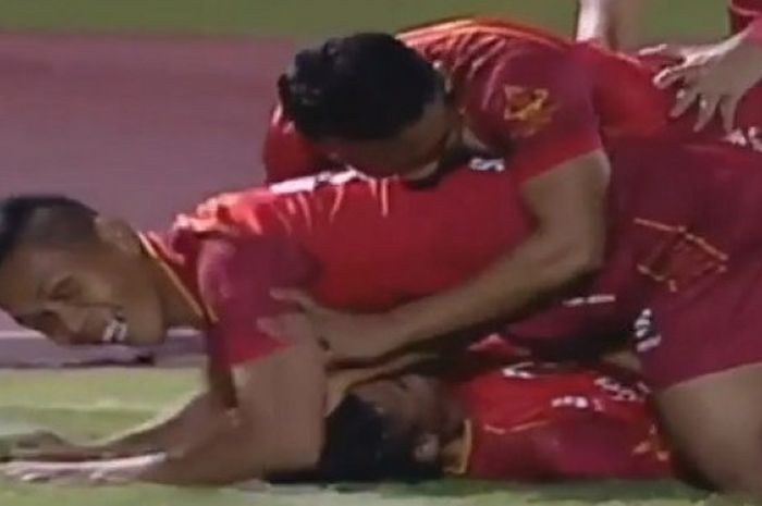 Pemain Persis Solo Irkham Zahrul Milla (paling bawah) ditindih teman-temannya saat selebrasi gol ke gawang Cilegon United dalam babak 16 besar Liga 2 di Stadion Manahan, Solo, Kamis (28/9/2017) petang WIB.