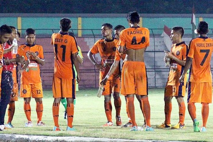 Pelatih Akhyar Ilyas bersama para pemain Persiraja di Stadion Teladan, Medan pada musim 2015. Tanpa perubahan siginifikan, Persiraja sukses melaju ke fase 16 besar ISC B 2016.