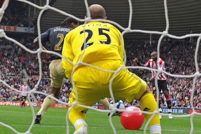 Kiper Liverpool, Pepe Reina tak menyangka laju bola sepakan striker Sunderland, Darren Bent bisa berbelok karena adanya bola pantai masuk ke lapangan.