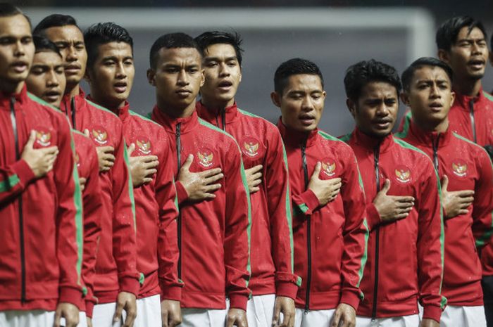            Timnas U-23 Indonesia saat mengumandangkan lagu Indonesia Raya dalam laga uji coba kontra timnas U-23 Suriah di Stadion Wibawa Mukti, Cikarang, Jawa Barat, Kamis (16/11/2017).           