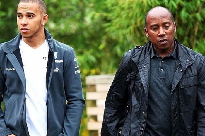 Pebalap Formula 1 (F1) yang membela tim Mercedes, Lewis Hamilton (kiri), dan sang ayah, Anthony Hamilton.