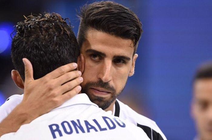 Gelandang Juventus, Sami Khedira, memeluk megabintang Real Madrid, Cristiano Ronaldo, seusai laga final Liga Champions di National Stadium, Cardiff, Wales, pada 3 Juni 2017.