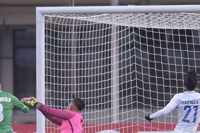 Gelandang timnas U-23 Irak, Mohammed Jaffal (8) saat menceploskan bola ke gawang timnas U-23 Malaysia yang dikawal kiper Ifwat Akmal (dua dari kiri) dan disaksikan Syazwan Andik (21) pada laga Grup C Piala Asia U-23 di Stadion Chiangsu, China, Rabu (10/1/2018) sore. 