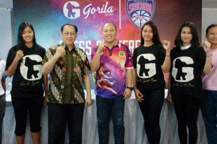 Presiden Direktur Gorilasport Djohari Zein (ketiga dari kiri) berfoto bersama Ketua Koordinator Srikandi Cup Deddy Setiawan (tengah) dan para pemain dan pelatih tim peserta Srikandi Cup seusai menggelar konferensi pers di Gedung UGM Samator, Jakarta, Kamis (11/1/2018).