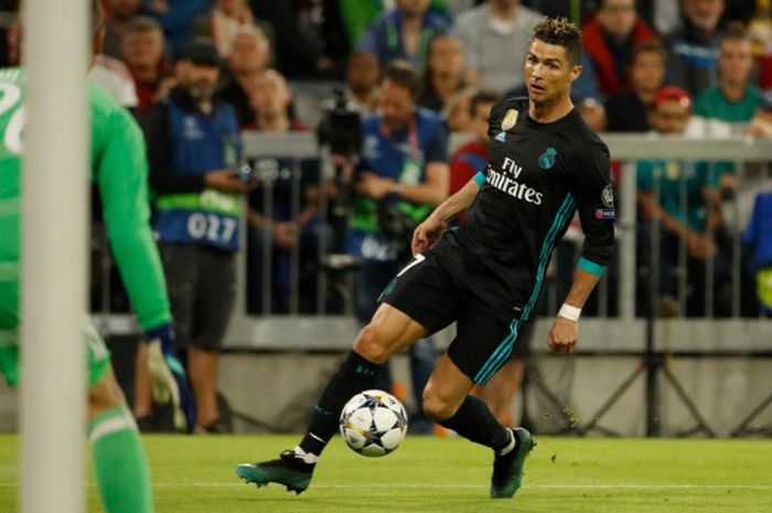 Aksi megabintang Real Madrid, Cristiano Ronaldo, di depan gawang Bayern Muenchen pada laga leg pertama semifinal Liga Champions di Allianz Arena, Rabu (25/4/2018) waktu setempat