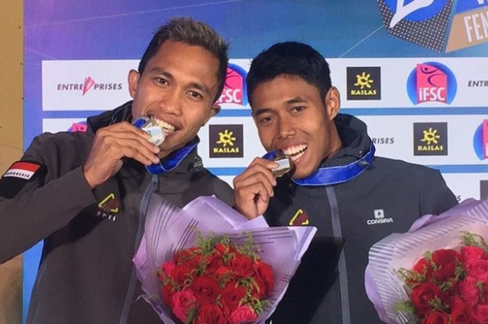 Dua atlet panjat tebing Indonesia, Aspar Jaelolo dan Sabri, berpose dengan medali perak dan perunggu yang didapat dari nomor speed Kejuaraan Dunia 2017 di Wujiang, China, Minggu (8/10/2017).